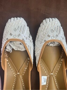 Women's Beaded White Juttis